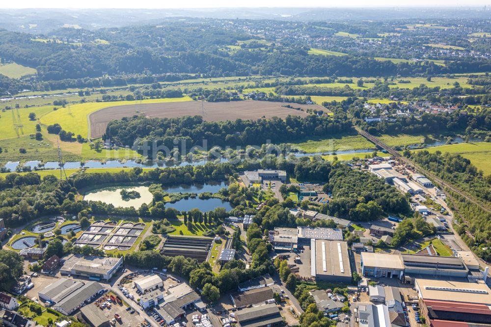 Hattingen aus der Vogelperspektive: Klärwerks- Becken und Reinigungsstufen in Hattingen im Bundesland Nordrhein-Westfalen, Deutschland