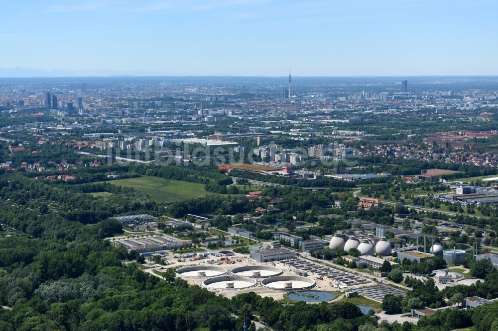 Luftaufnahme München - Klärwerks- Becken und Reinigungsstufen des Klärwerk Gut Großlappen in München im Bundesland Bayern, Deutschland