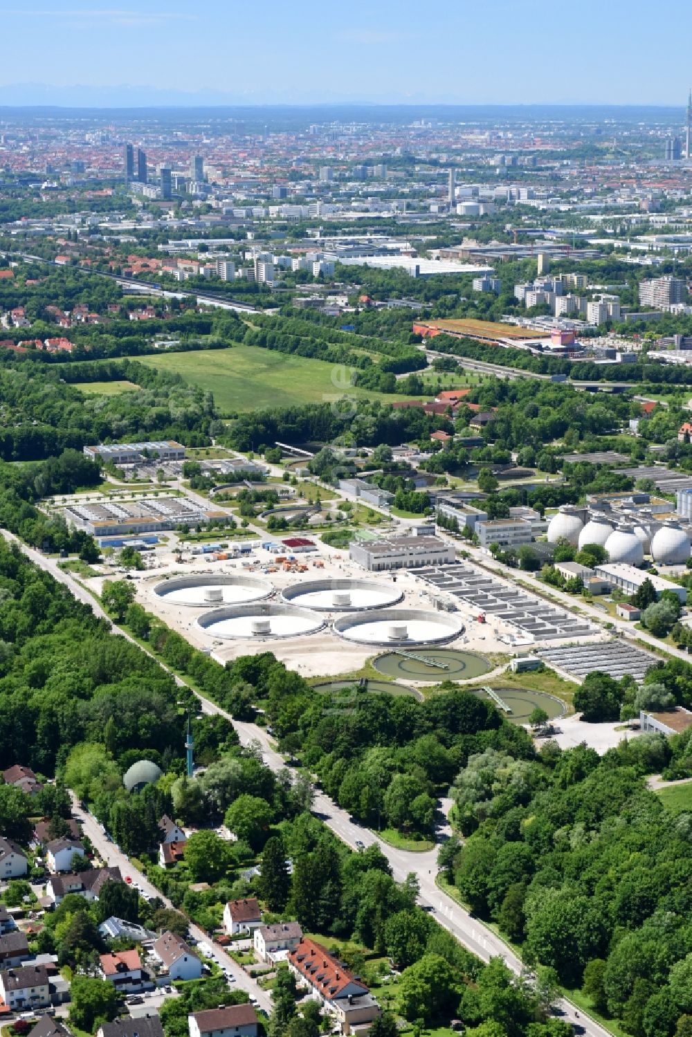 München von oben - Klärwerks- Becken und Reinigungsstufen des Klärwerk Gut Großlappen in München im Bundesland Bayern, Deutschland