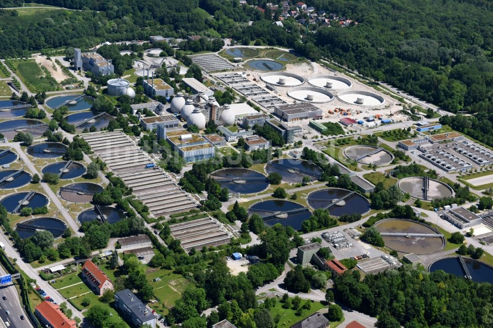 München aus der Vogelperspektive: Klärwerks- Becken und Reinigungsstufen des Klärwerk Gut Großlappen in München im Bundesland Bayern, Deutschland