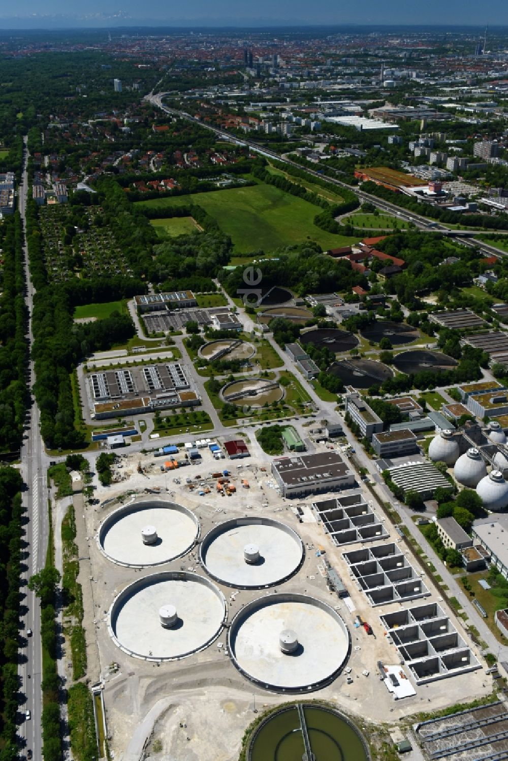 Luftaufnahme München - Klärwerks- Becken und Reinigungsstufen des Klärwerk Gut Großlappen in München im Bundesland Bayern, Deutschland