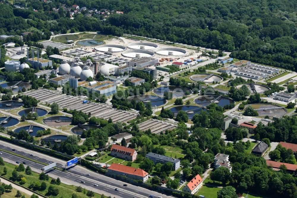 München aus der Vogelperspektive: Klärwerks- Becken und Reinigungsstufen des Klärwerk Gut Großlappen in München im Bundesland Bayern, Deutschland