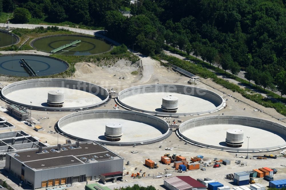 Luftbild München - Klärwerks- Becken und Reinigungsstufen des Klärwerk Gut Großlappen in München im Bundesland Bayern, Deutschland