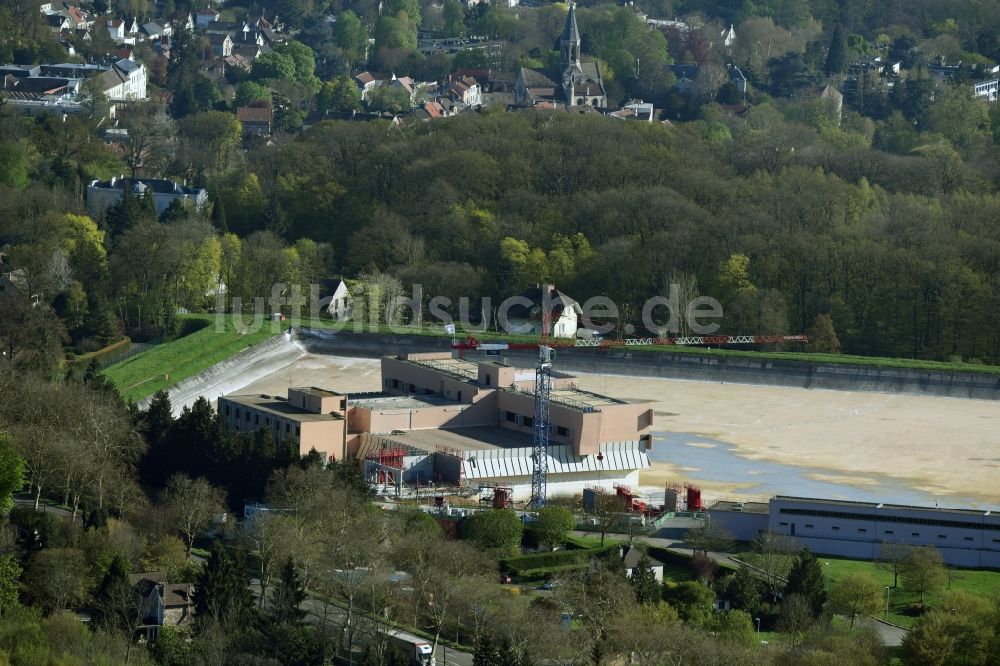 Louveciennes von oben - Klärwerks- Becken und Reinigungsstufen in Louveciennes in Ile-de-France, Frankreich