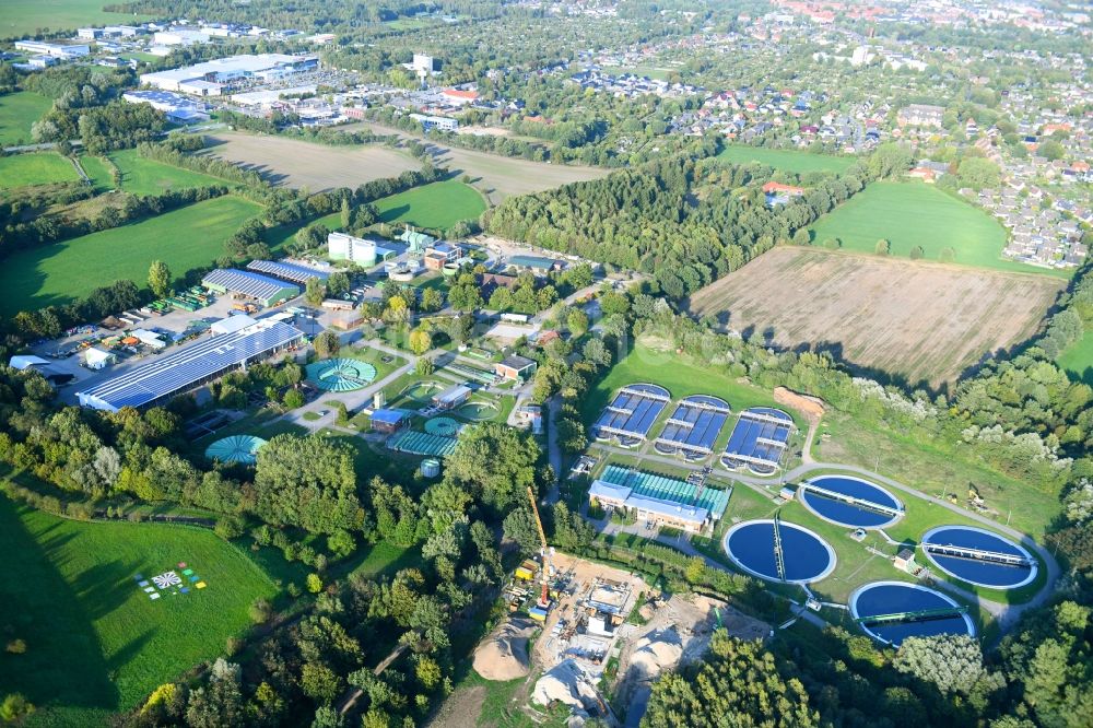 Neumünster aus der Vogelperspektive: Klärwerks- Becken und Reinigungsstufen in Neumünster im Bundesland Schleswig-Holstein, Deutschland