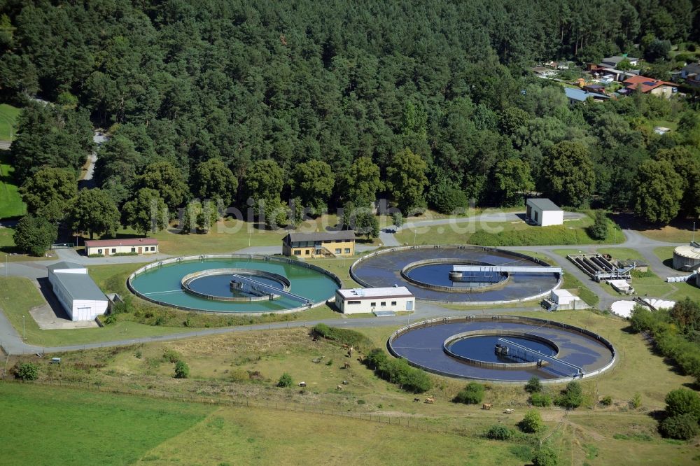 Neustrelitz aus der Vogelperspektive: Klärwerks- Becken und Reinigungsstufen in Neustrelitz im Bundesland Mecklenburg-Vorpommern