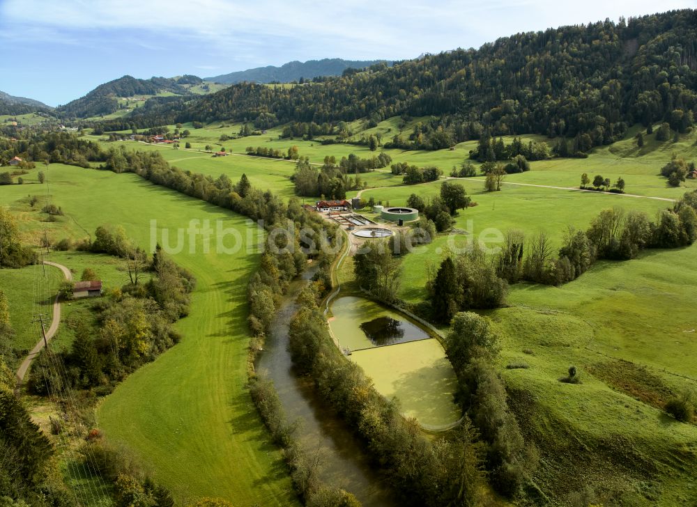 Oberstaufen aus der Vogelperspektive: Klärwerks- Becken und Reinigungsstufen in Oberstaufen im Bundesland Bayern, Deutschland