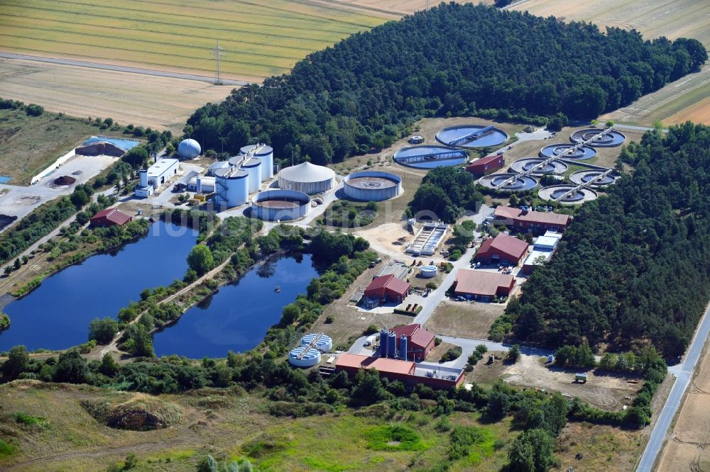 Wolfsburg von oben - Klärwerks- Becken und Reinigungsstufen im Ortsteil Brackstedt-Velstove-Warmenau in Wolfsburg im Bundesland Niedersachsen, Deutschland