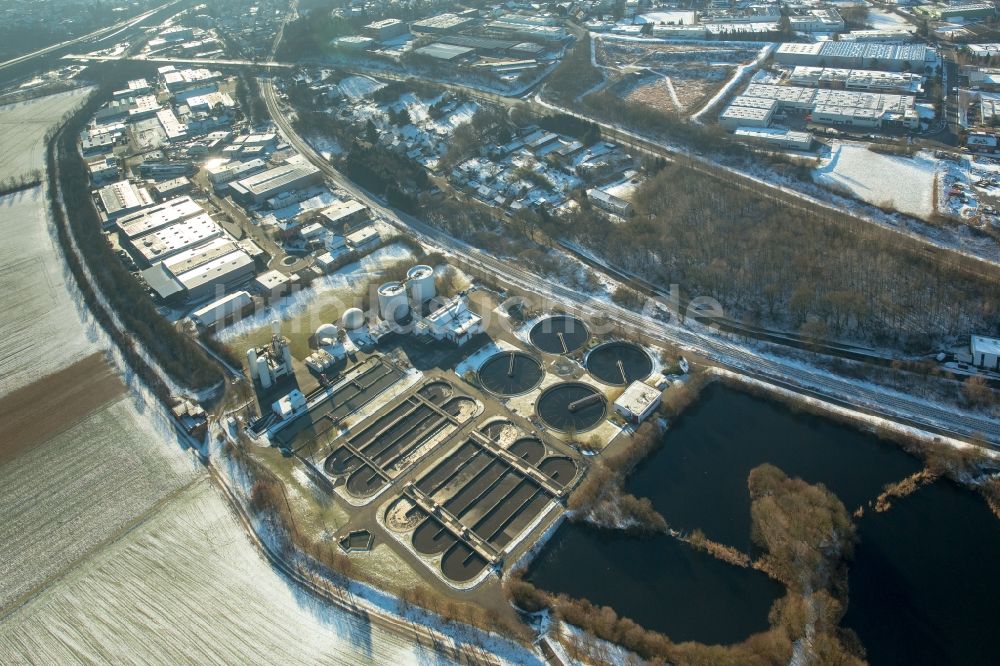 Luftaufnahme Arnsberg - Klärwerks- Becken und Reinigungsstufen im Ortsteil Neheim in Arnsberg im Bundesland Nordrhein-Westfalen