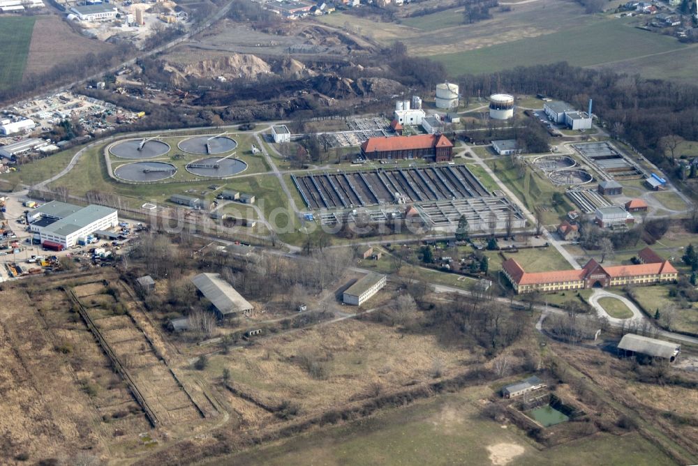 Stahnsdorf aus der Vogelperspektive: Klärwerks- Becken und Reinigungsstufen Stahnsdorf in Stahnsdorf im Bundesland Brandenburg