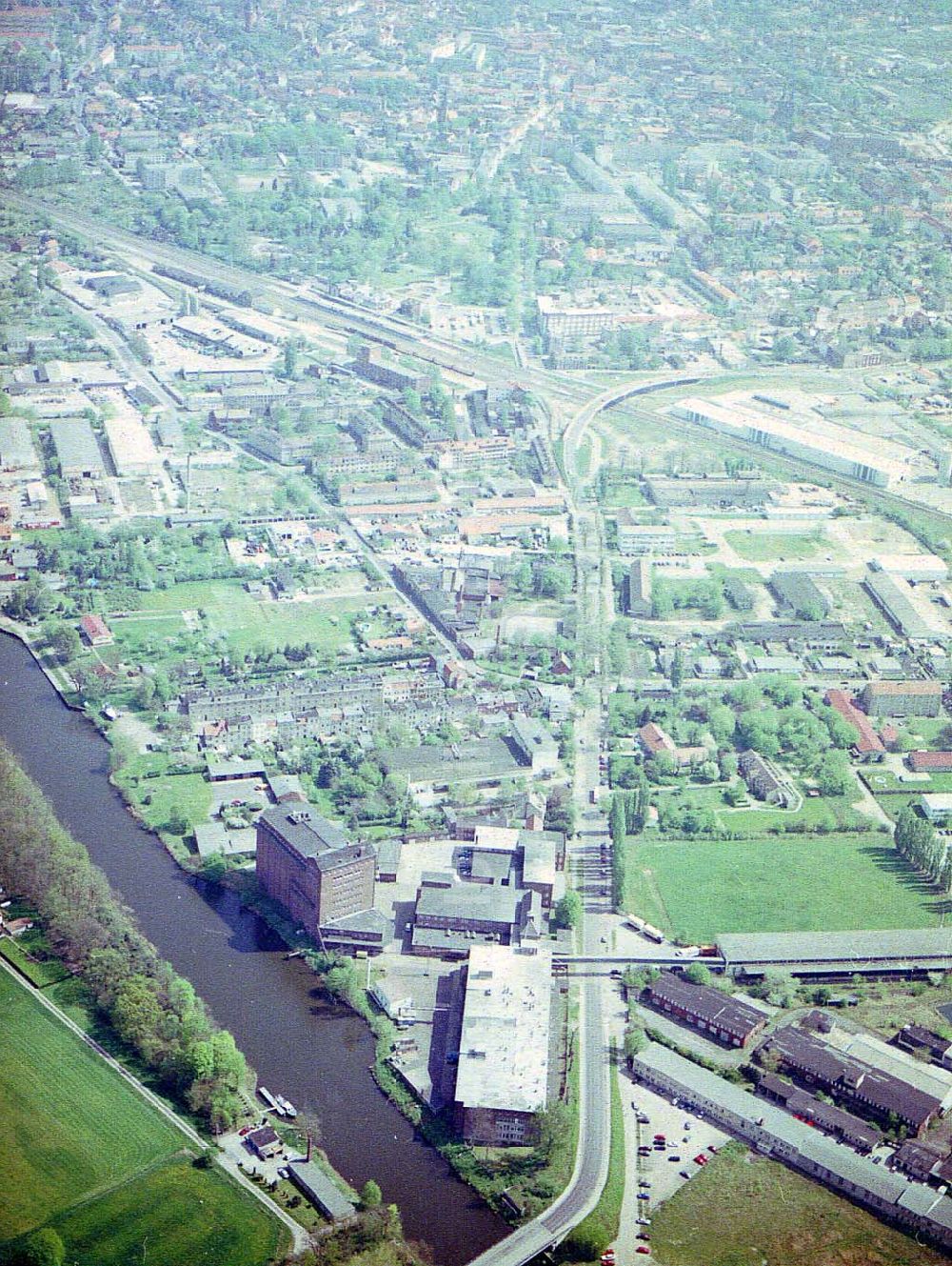 Burg aus der Vogelperspektive: Knäckebrotwerke in Burg am Elbe - Havel - Kanal.