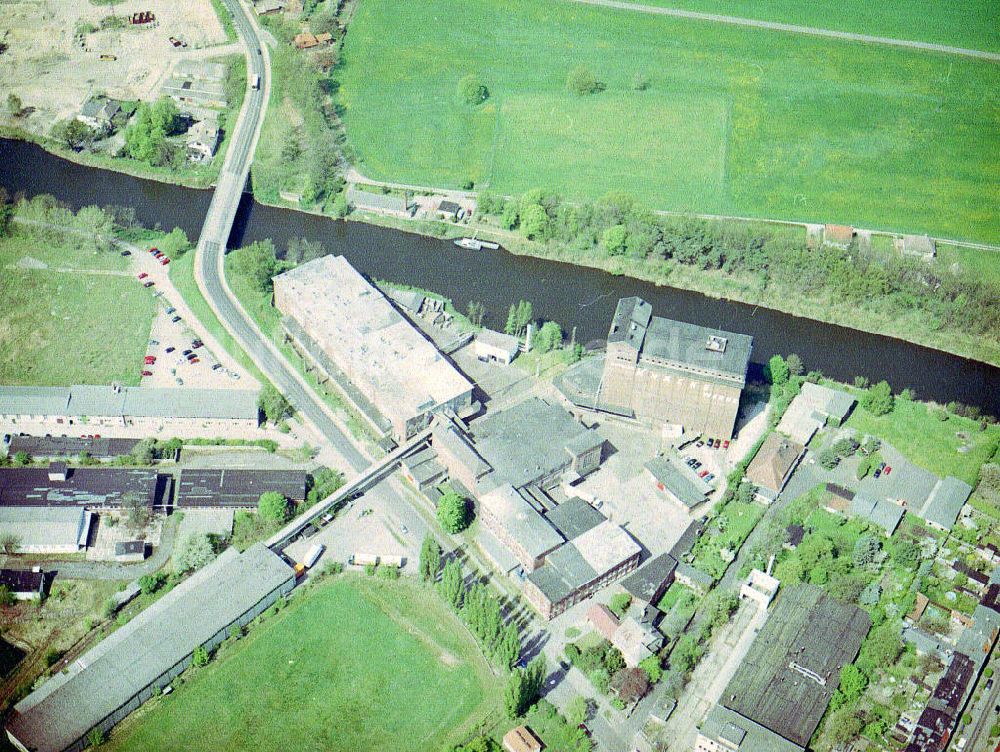 Burg aus der Vogelperspektive: Knäckebrotwerke in Burg am Elbe - Havel - Kanal.