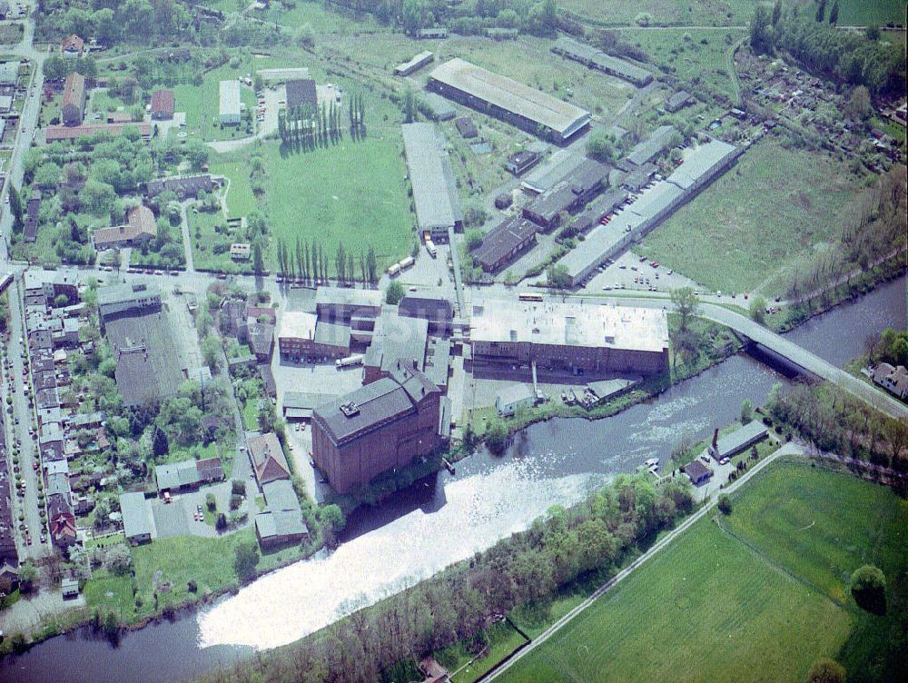 Luftaufnahme Burg - Knäckebrotwerke in Burg am Elbe - Havel - Kanal.