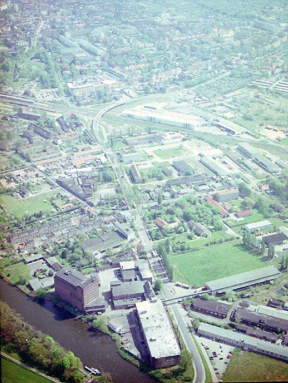 Burg von oben - Knäckebrotwerke in Burg am Elbe - Havel - Kanal.