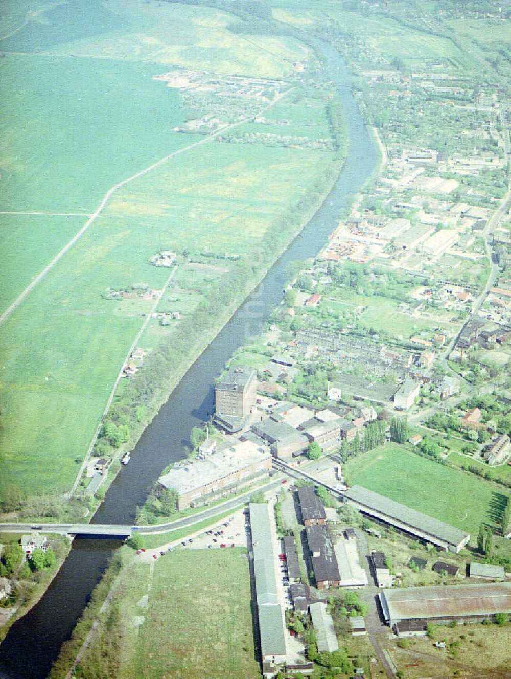 Burg aus der Vogelperspektive: Knäckebrotwerke in Burg am Elbe - Havel - Kanal.