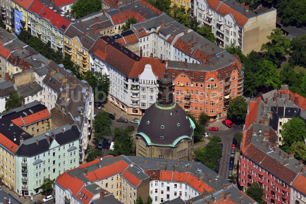 Berlin Schöneberg aus der Vogelperspektive: Königin-Luise-Gedächtniskirche am Gustav-Müller-Platz in Berlin Schöneberg