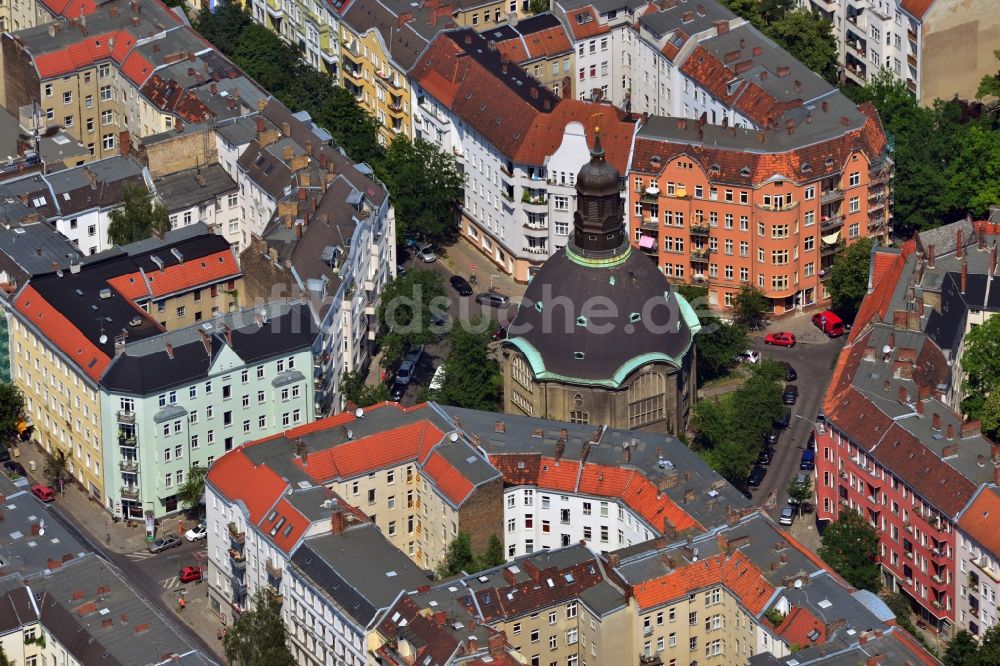 Luftbild Berlin Schöneberg - Königin-Luise-Gedächtniskirche am Gustav-Müller-Platz in Berlin Schöneberg