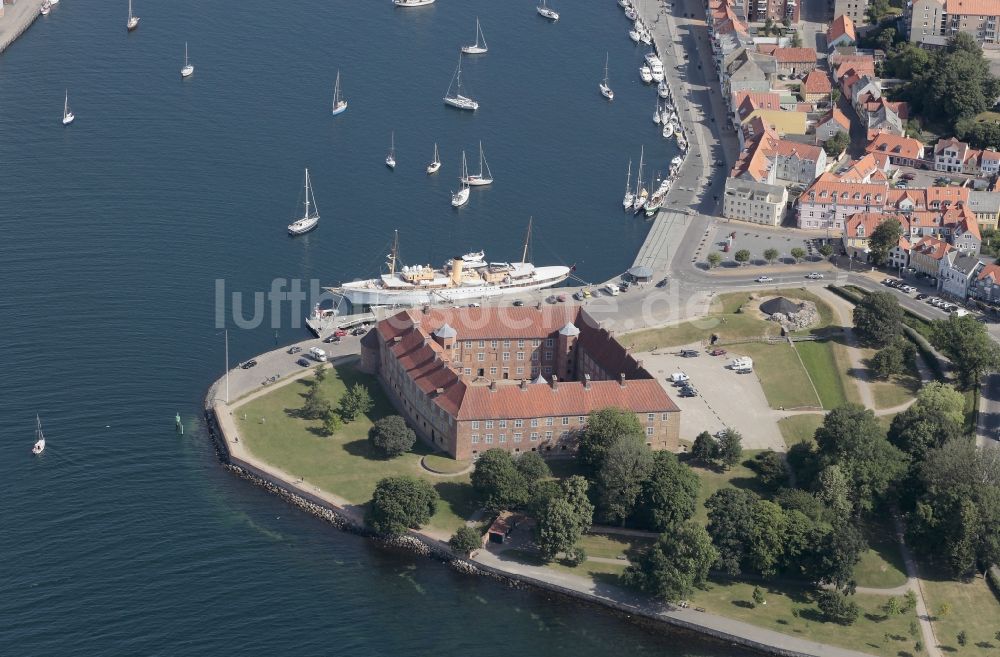 Sonderburg von oben - Königlich- dänische Staatsyacht Dannebrog an der Anlegestelle vor dem Schloß Sonderburg in der Region Syddanmark in Dänemark