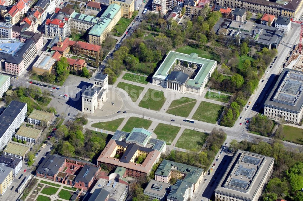 München OT Maxvorstadt aus der Vogelperspektive: Königsplatz in München im Bundesland Bayern