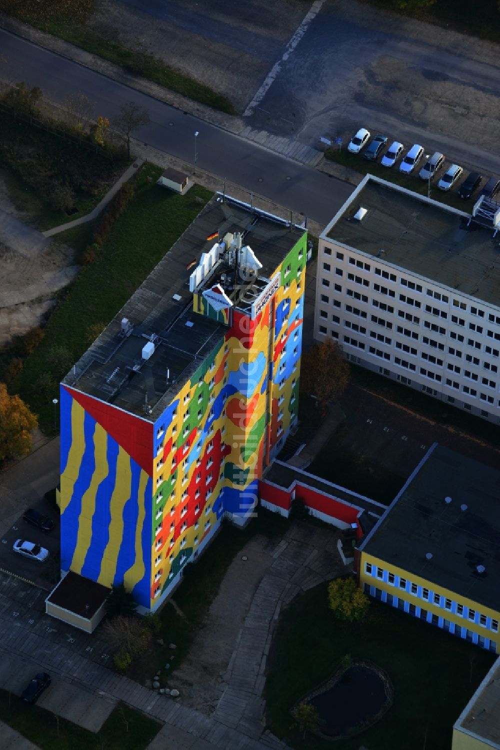 Luftaufnahme Neubrandenburg - Künstlerisch gestaltetes Bürohaus in Neubrandenburg im Bundesland Mecklenburg-Vorpommern