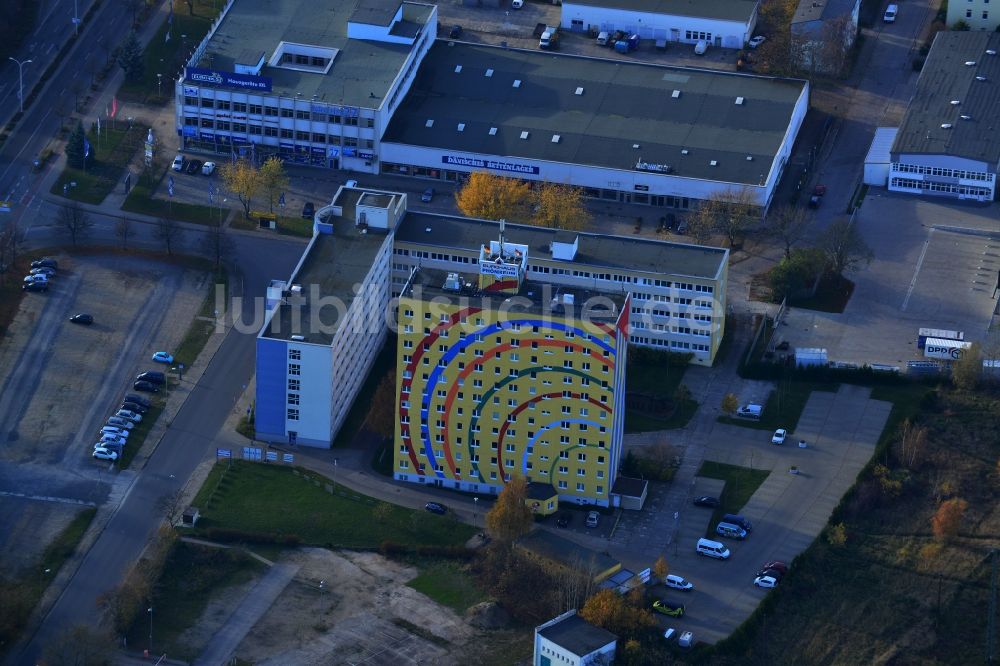 Luftaufnahme Neubrandenburg - Künstlerisch gestaltetes Bürohaus in Neubrandenburg im Bundesland Mecklenburg-Vorpommern