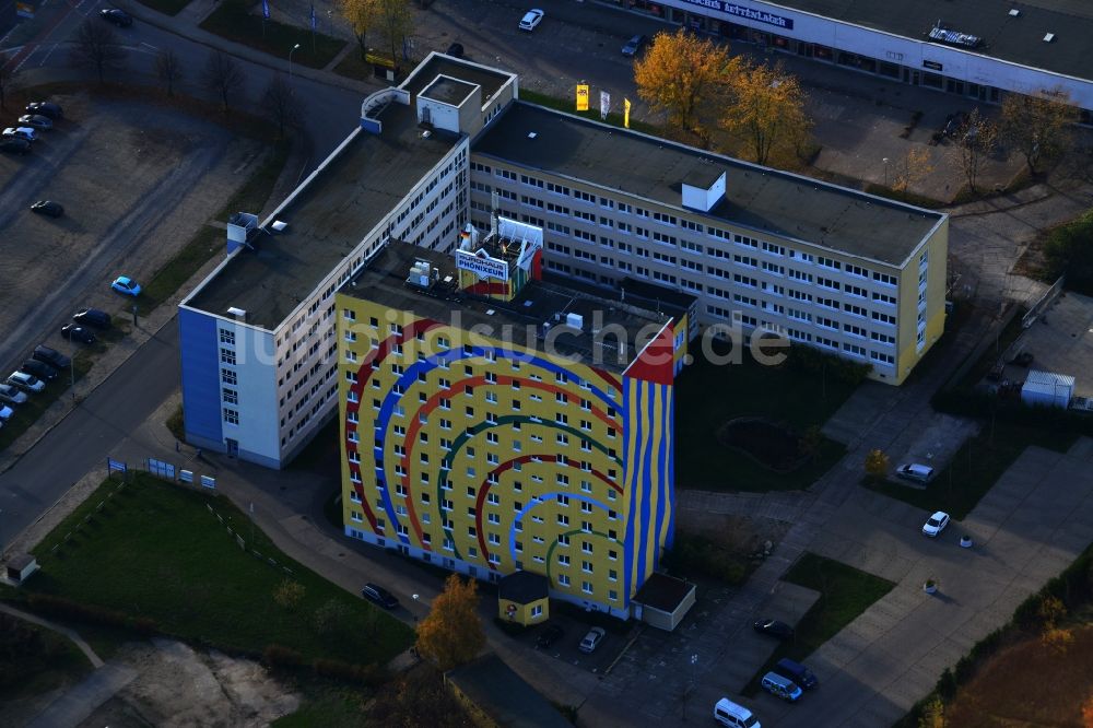 Neubrandenburg aus der Vogelperspektive: Künstlerisch gestaltetes Bürohaus in Neubrandenburg im Bundesland Mecklenburg-Vorpommern