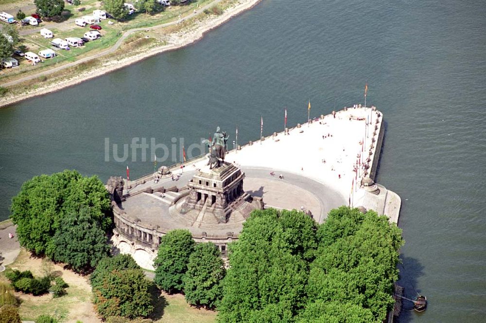 Koblenz / Rheinland Pfalz aus der Vogelperspektive: Koblenz / Rheinland Pfalz Blick auf das Deutsche Eck in Koblenz, wo die Mosel in den Rhein mündet; teilweise Blick auf einen öffentlichen Zeltplatz an der Mosel 03