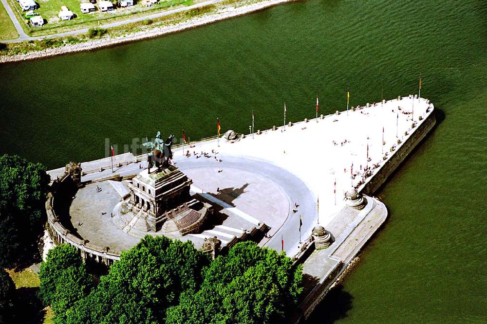 Luftbild Koblenz / Rheinland Pfalz - Koblenz / Rheinland Pfalz Blick auf das Deutsche Eck in Koblenz, wo die Mosel in den Rhein mündet; teilweise Blick auf einen öffentlichen Zeltplatz an der Mosel 03