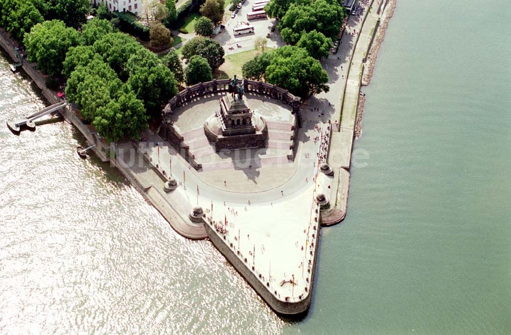 Koblenz / Rheinland Pfalz von oben - Koblenz / Rheinland Pfalz Blick auf das Deutsche Eck in Koblenz, wo die Mosel in den Rhein mündet; teilweise Blick auf einen öffentlichen Zeltplatz an der Mosel 03