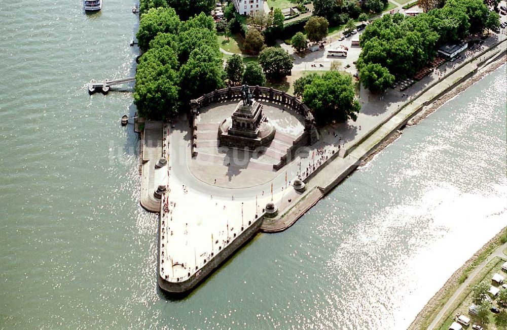 Koblenz / Rheinland Pfalz aus der Vogelperspektive: Koblenz / Rheinland Pfalz Blick auf das Deutsche Eck in Koblenz, wo die Mosel in den Rhein mündet; teilweise Blick auf einen öffentlichen Zeltplatz an der Mosel 03