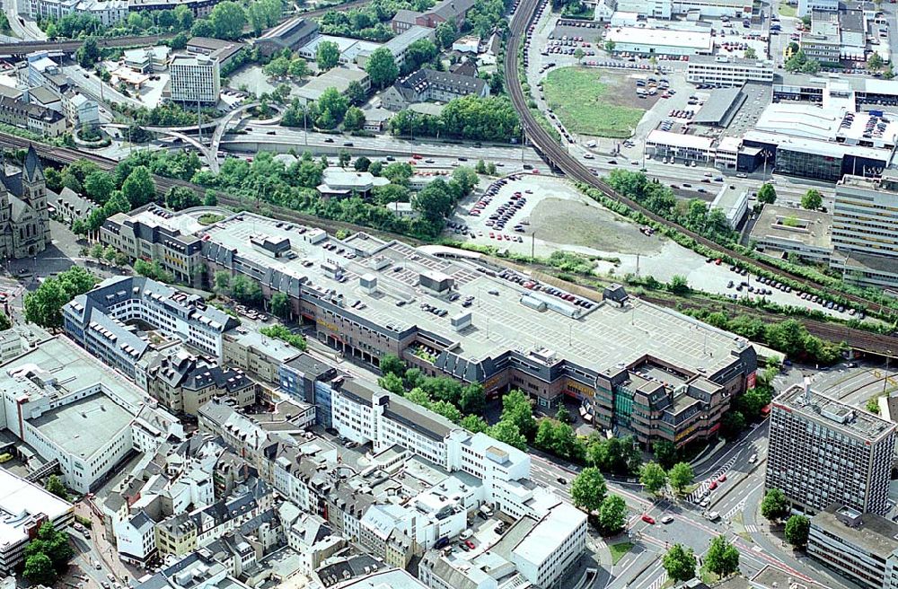 Koblenz / Rheinland Pfalz von oben - Koblenz / Rheinland Pfalz Blick auf das Löhr-Center der ECE an der Bahnstrecke und der Hohenfelder Str