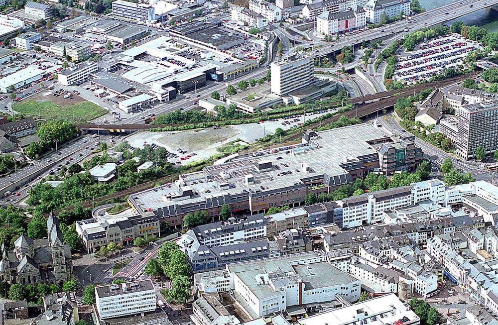 Koblenz / Rheinland Pfalz aus der Vogelperspektive: Koblenz / Rheinland Pfalz Blick auf das Löhr-Center der ECE an der Bahnstrecke und der Hohenfelder Str