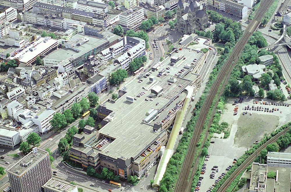 Koblenz / Rheinland Pfalz von oben - Koblenz / Rheinland Pfalz Blick auf das Löhr-Center der ECE an der Bahnstrecke und der Hohenfelder Str