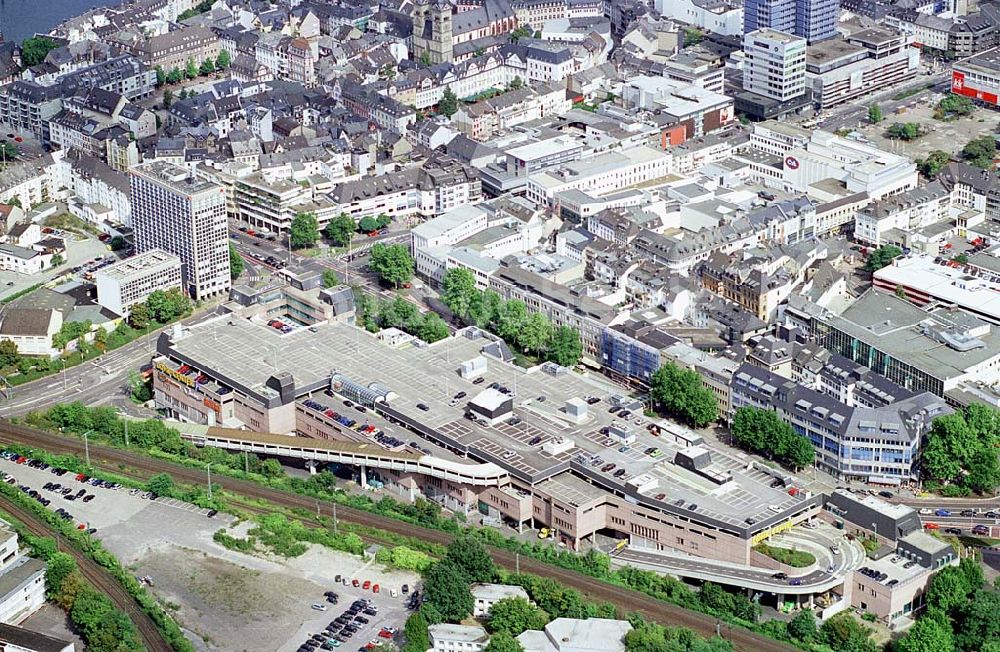 Koblenz / Rheinland Pfalz aus der Vogelperspektive: Koblenz / Rheinland Pfalz Blick auf das Löhr-Center der ECE an der Bahnstrecke und der Hohenfelder Str