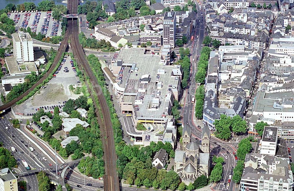 Koblenz / Rheinland Pfalz aus der Vogelperspektive: Koblenz / Rheinland Pfalz Blick auf das Löhr-Center der ECE an der Bahnstrecke und der Hohenfelder Str