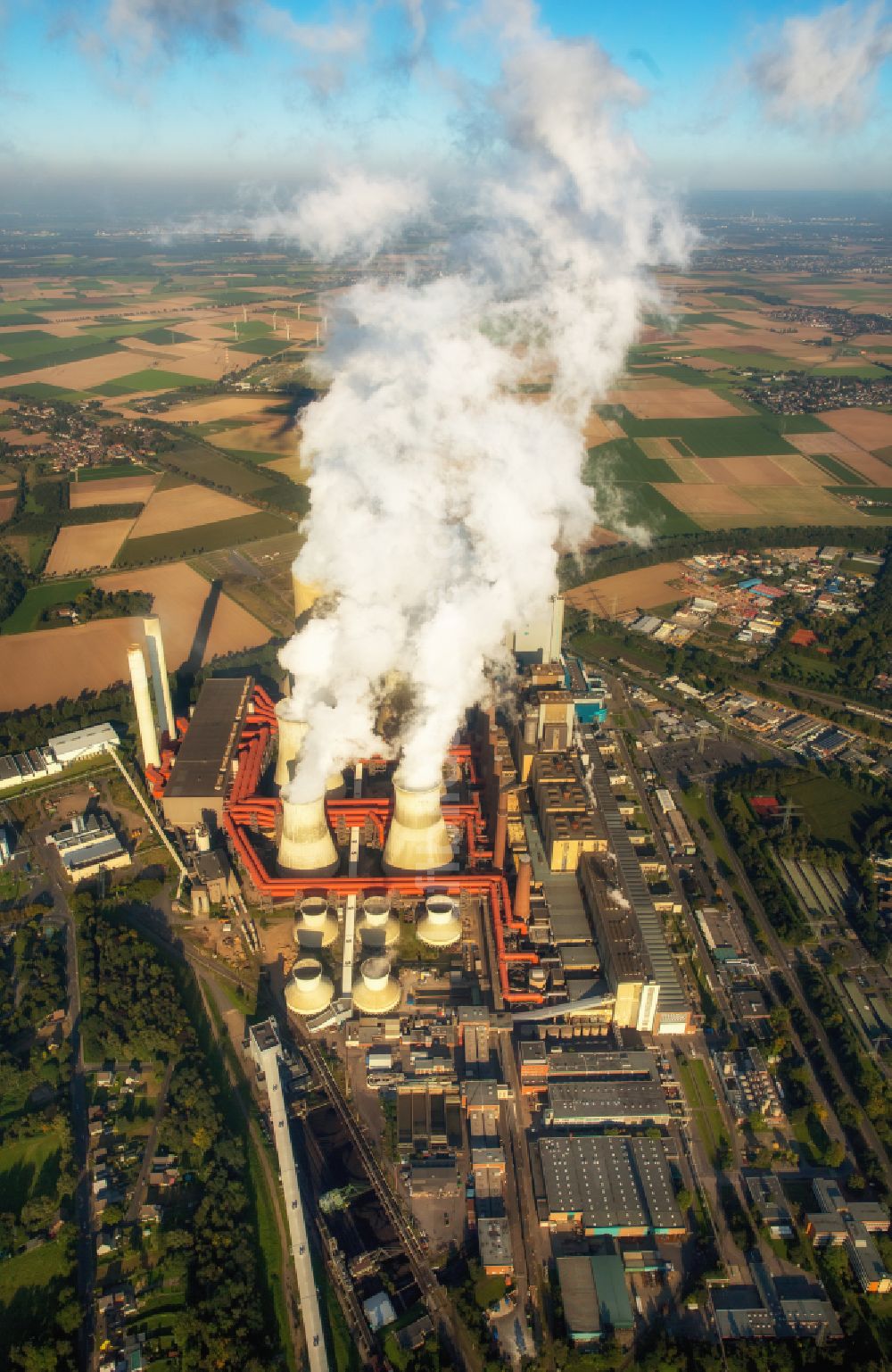 Niederaußem aus der Vogelperspektive: Kohle- Kraftwerksanlagen des RWE Power AG Kraftwerk Niederaußem in Bergheim im Bundesland Nordrhein-Westfalen, Deutschland