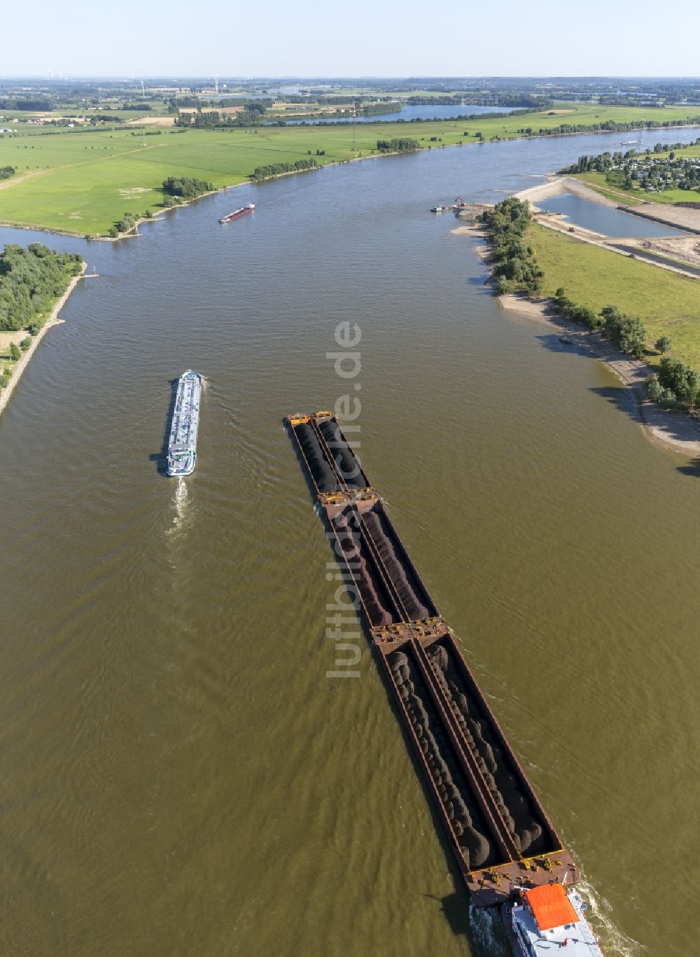 Xanten von oben - Kohlefrachtschiff auf dem Fluss Rhein bei Xanten am unteren Niederrhein in Nordrhein-Westfalen