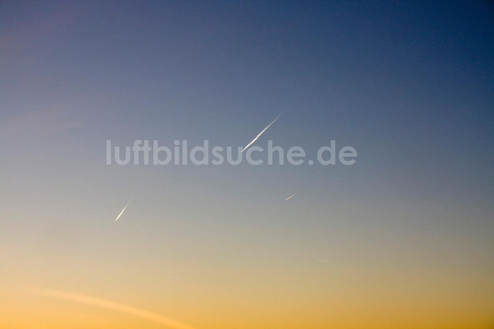 Schönhagen aus der Vogelperspektive: Kondensstreifen im Sonnenuntergang in Schönhagen