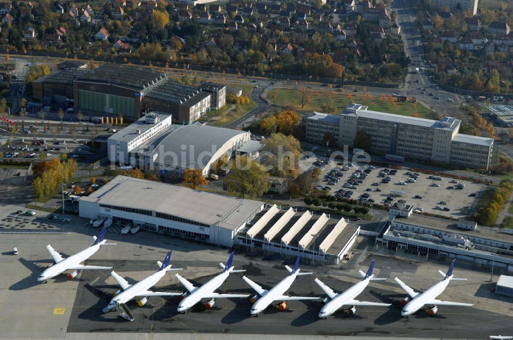 Dresden von oben - konjunkturbedingt im Juni dieses Jahres ausgemusterte Airbus A300 - 600 auf dem Flughafen Dresden