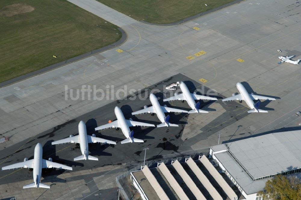 Dresden von oben - konjunkturbedingt im Juni dieses Jahres ausgemusterte Airbus A300 - 600 auf dem Flughafen Dresden