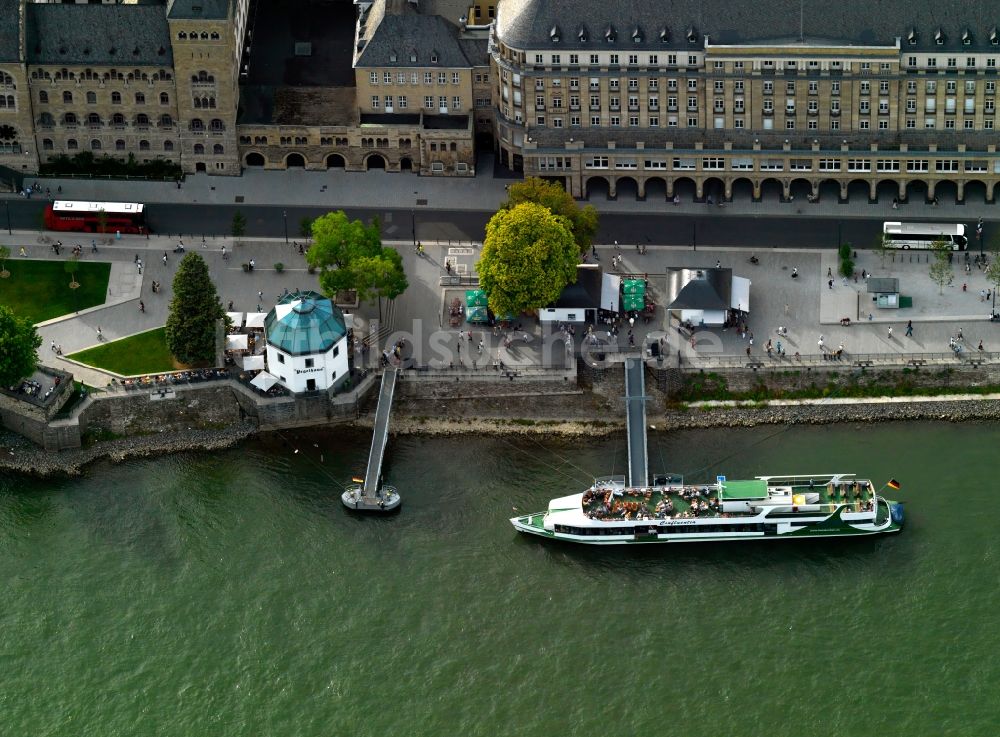 Koblenz aus der Vogelperspektive: Konrad-Adenauer-Ufer, Pegelhaus und Schiffsanlegestelle in Koblenz im Bundesland Rheinland-Pfalz