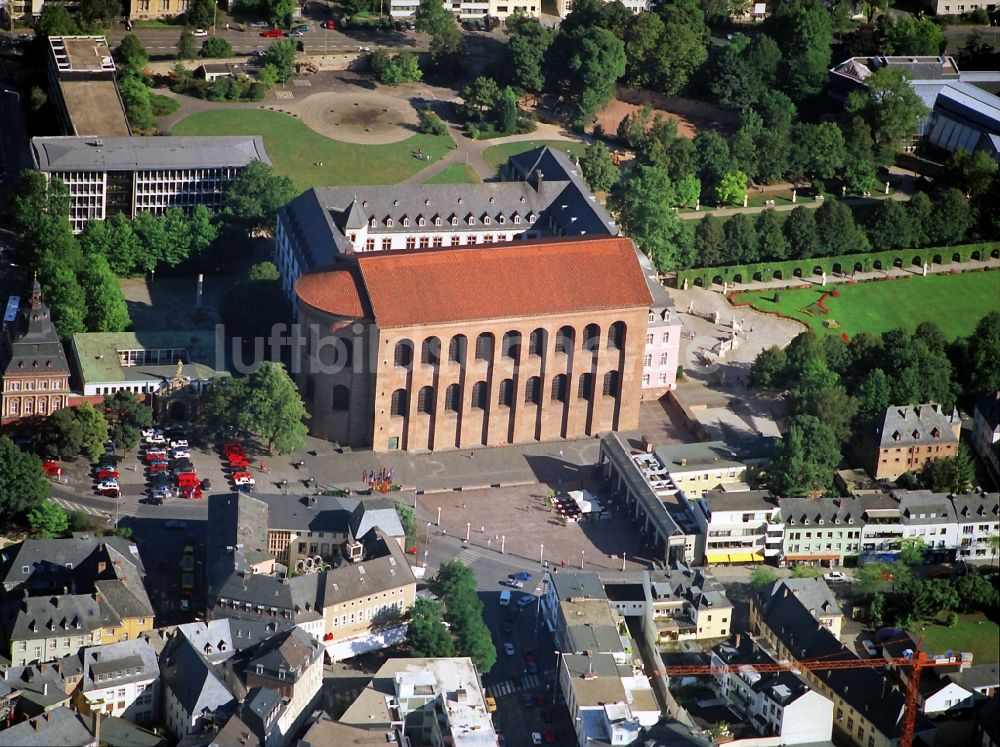 Luftaufnahme Trier - Konstantinbasilika am Konstantinplatz in Trier im Bundesland Rheinland-Pfalz