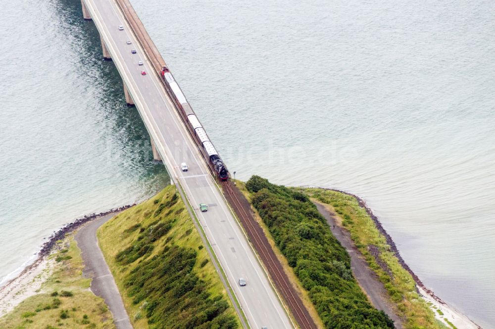 Fehmarn von oben - Konstruktion der Seebrücke über die Ostsee in Fehmarn im Bundesland Schleswig-Holstein, Deutschland