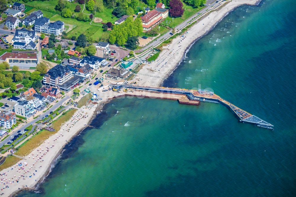 Scharbeutz von oben - Konstruktion der Seebrücke über der Ostsee in Scharbeutz im Bundesland Schleswig-Holstein, Deutschland