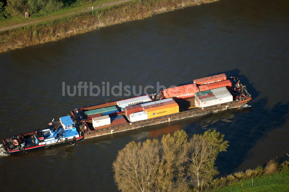 Magdeburg aus der Vogelperspektive: Kontainerschiff/ Frachter