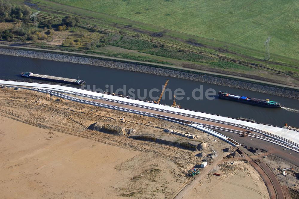 Luftbild Magdeburg - Kontainerschiffe/ Frachtkähne auf der Elbe