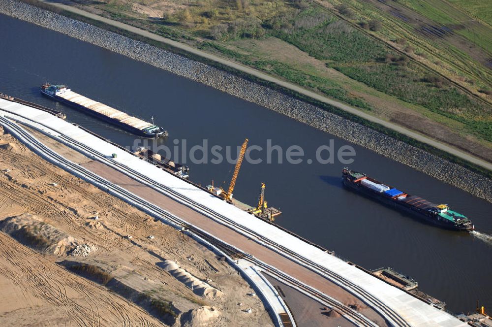 Luftaufnahme Magdeburg - Kontainerschiffe/ Frachtkähne auf der Elbe