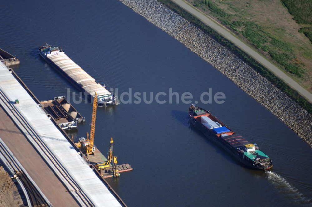 Magdeburg von oben - Kontainerschiffe/ Frachtkähne auf der Elbe