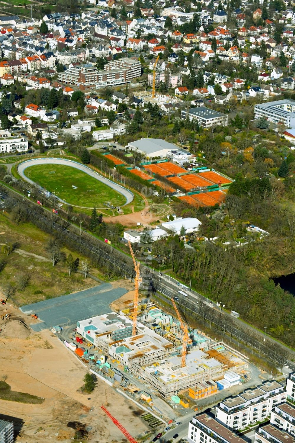 Luftaufnahme Darmstadt - Konversions- Baustelle Gebäudekomplex der ehemaligen Militär- Kaserne - Neubau Schule und Kita in Darmstadt im Bundesland Hessen, Deutschland