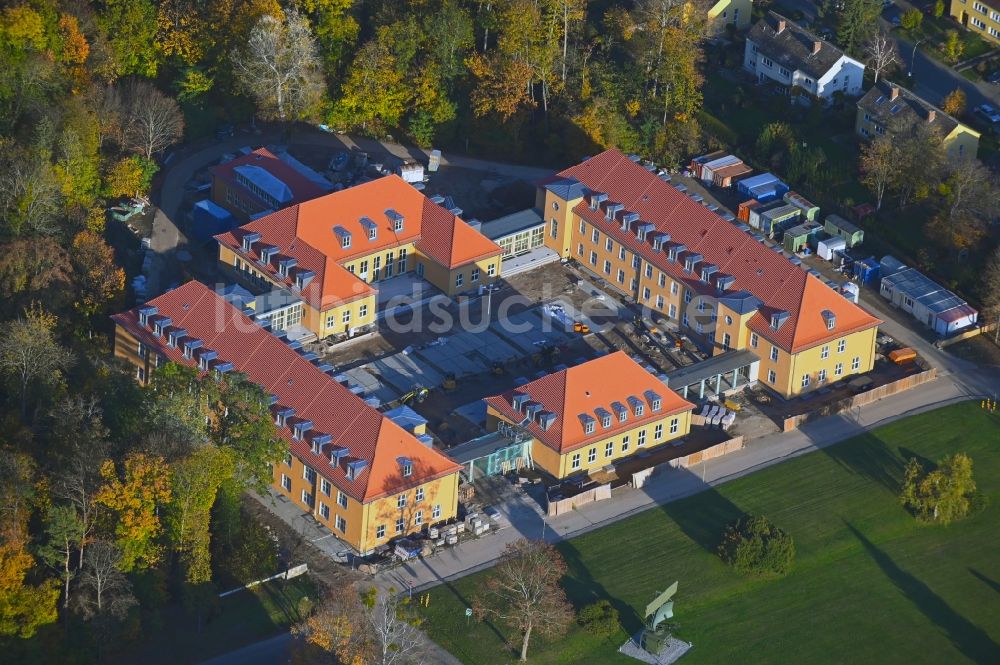 Luftbild Berlin - Konversions- Baustelle Gebäudekomplex der ehemaligen Militär- Kaserne im Ortsteil Kladow in Berlin, Deutschland